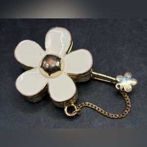 Marc Jacobs Daisy Solid Perfume Enamel Gold Tone Metal Flower Brooch Pin Jewelry